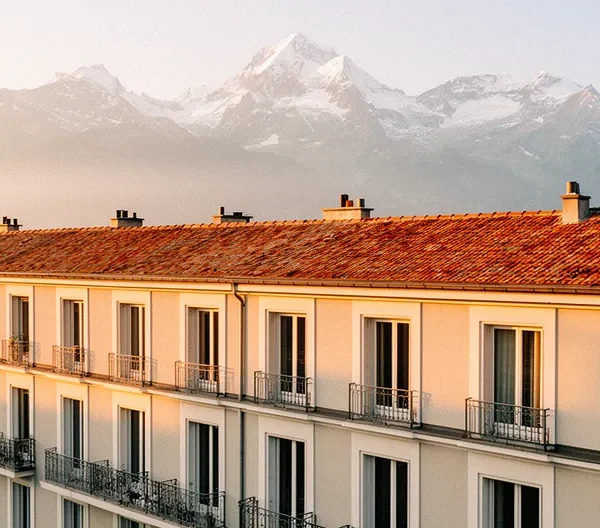 Appartement moderne avec balcon surplombant Mulhouse et les montagnes suisses au loin